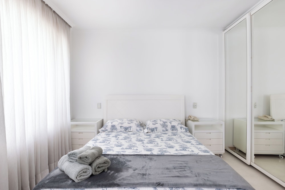 Comfort, Apartment, 1 Queen and 1 Single Bed, City View, Sofa