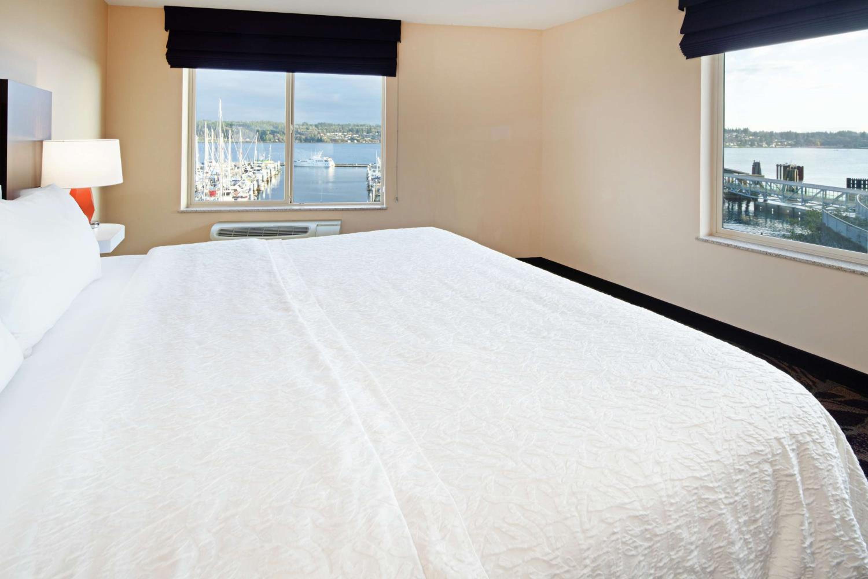Suite, King Bed, Water Front, Sofa, Bathtub