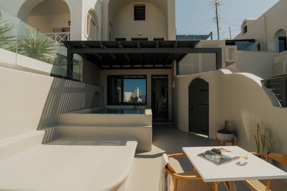 Black Diamond Suites Adults Only 39/50