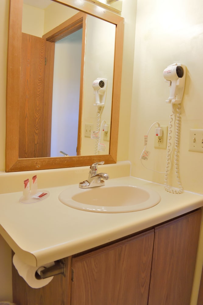 Great Lakes Inn and Suites 25/45