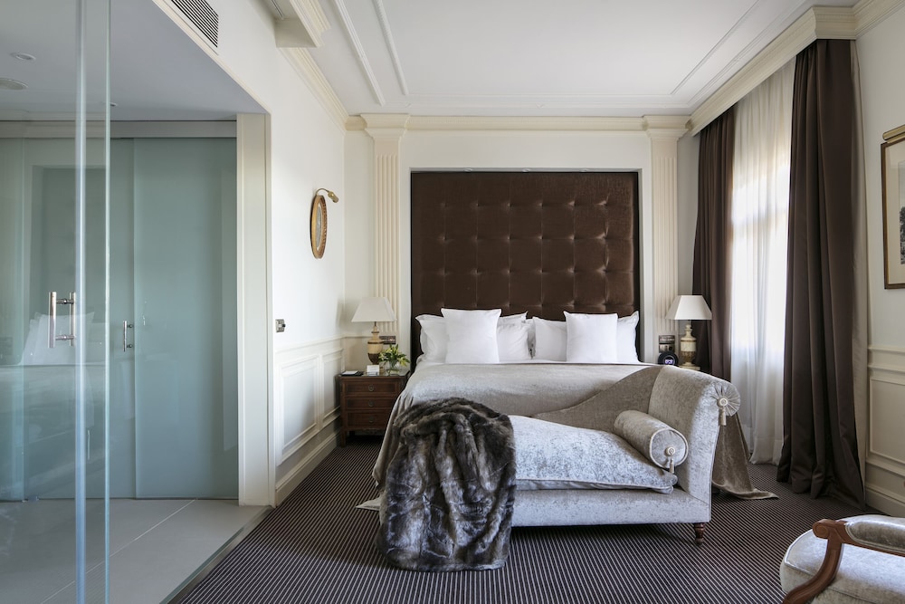 1 BEDROOM, RED LEVEL, SUITE, LOUNGE ACCESS