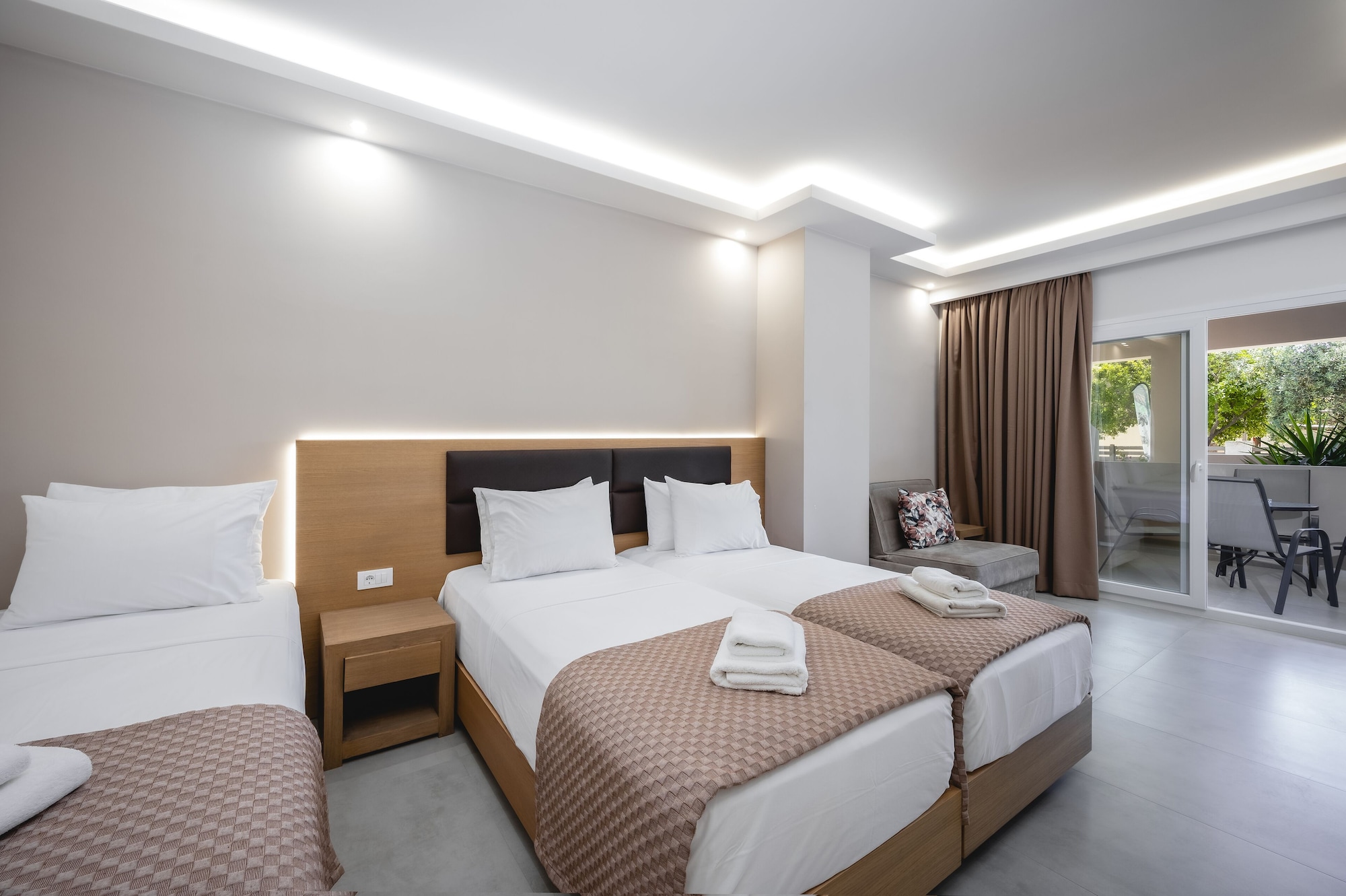 ROOM, QUADRUPLE, BALCONY