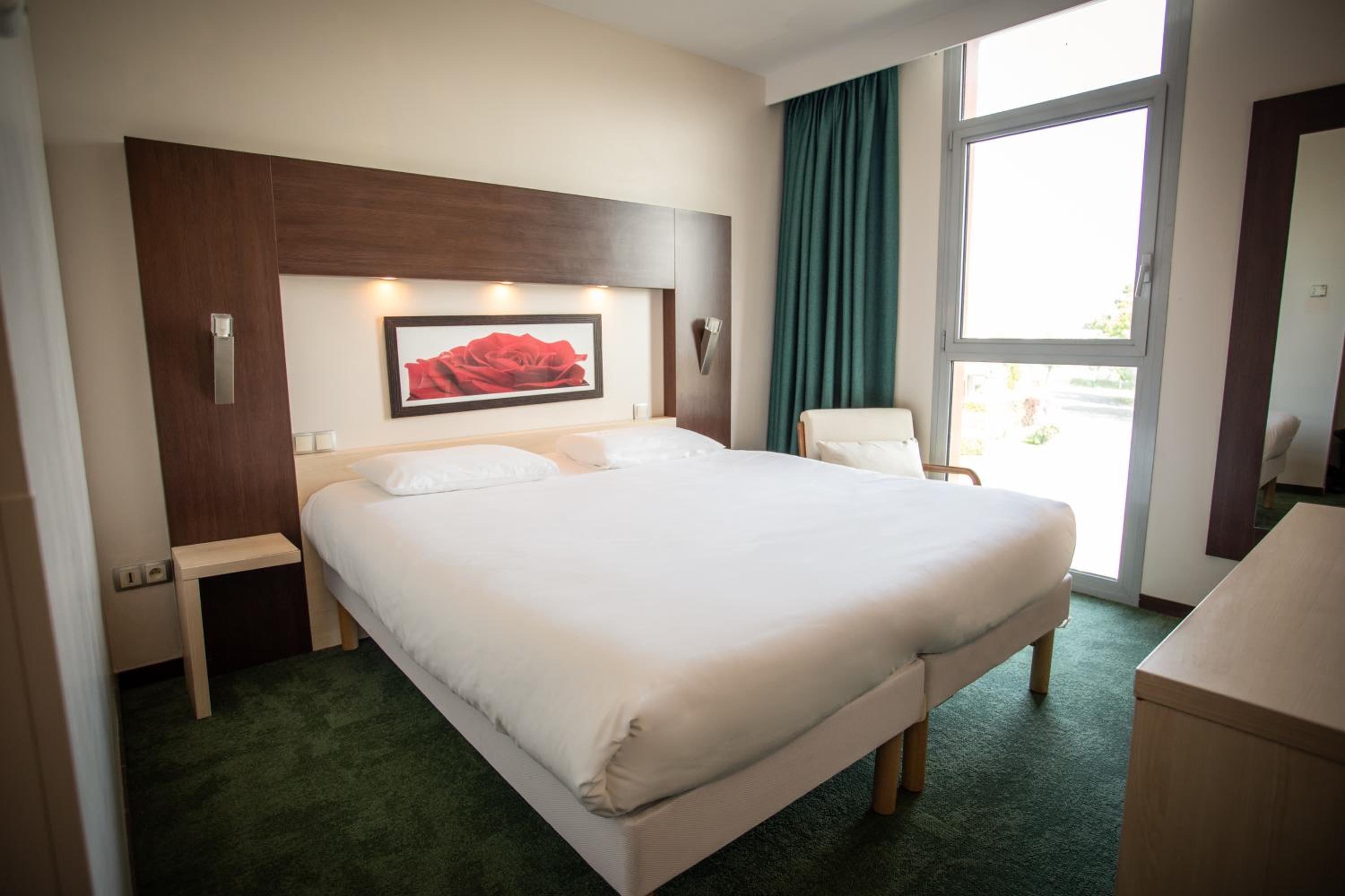 غرفة سوبيريور بسرير كوين، Citotel Hostellerie Saint Vincent Beauvais 4/4