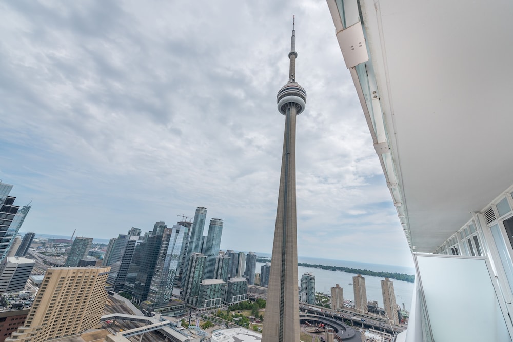 Grand Royal Condos - Cn Tower 68/71