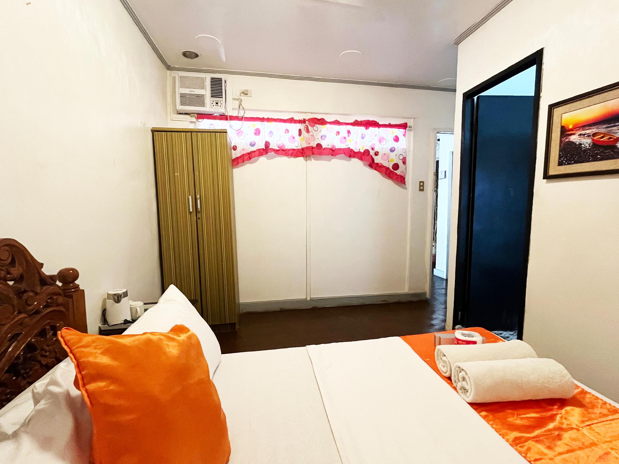 Courtyard, Queen Bed