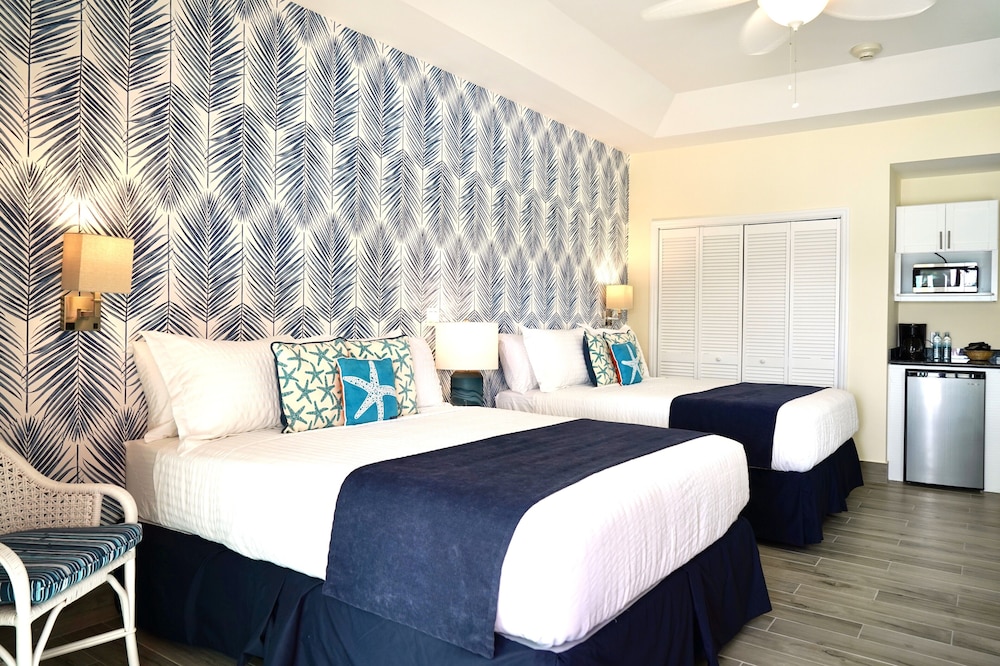 Sandyport Beaches Resort 13/77