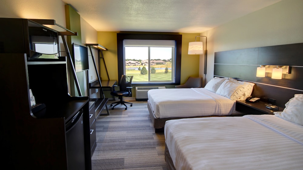 Holiday Inn Express Suites Sioux Center 23/68