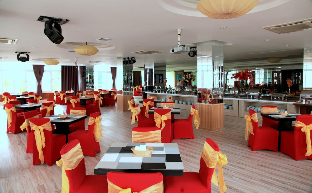 The Light Hotel Resort 54/70