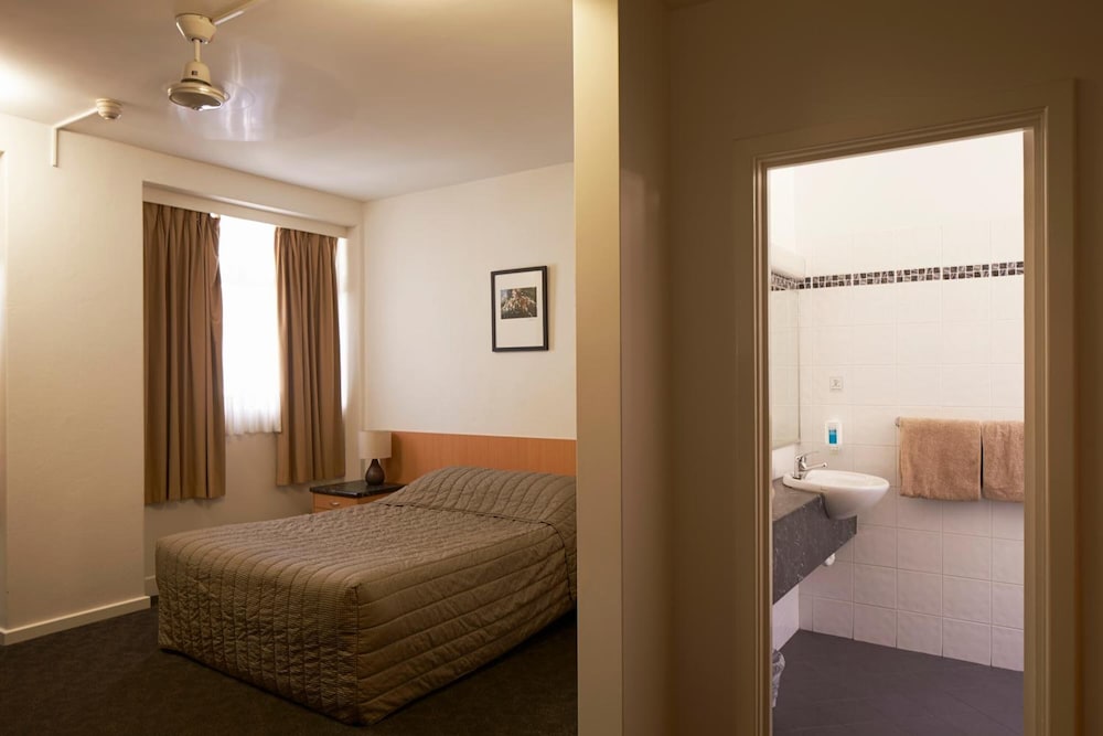 Baileys Parkside Motel by VetroBlu 18/55