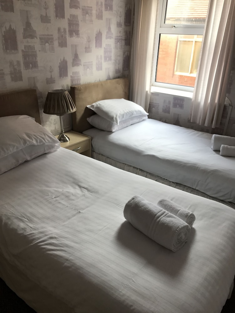 ROOM, TWIN BEDS
