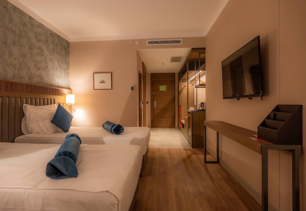 Mini, Twin Beds