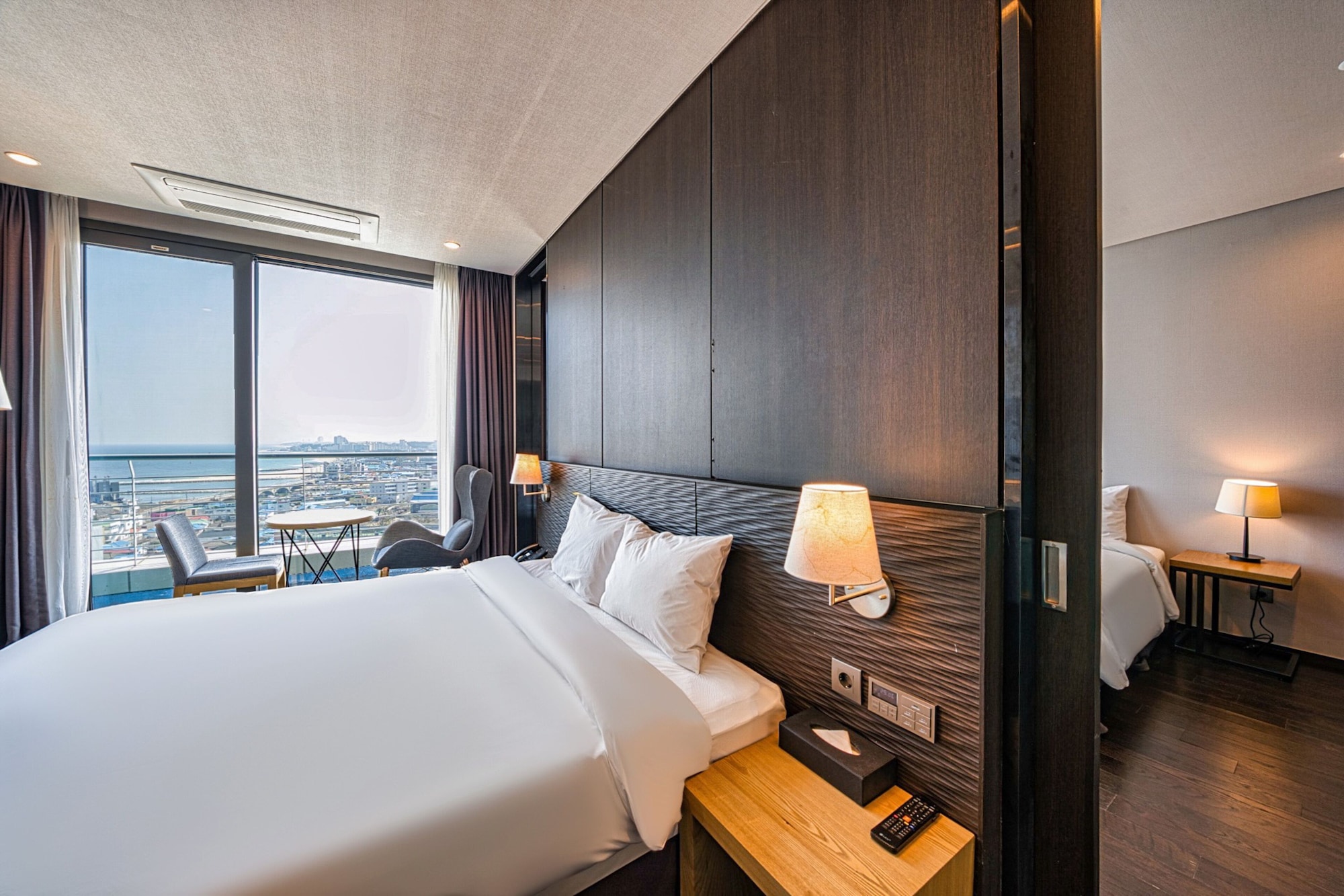جناح عائلي بسرير مزدوج وسريرين منفصلين بإطلالة على البحر بغرفتي نوم