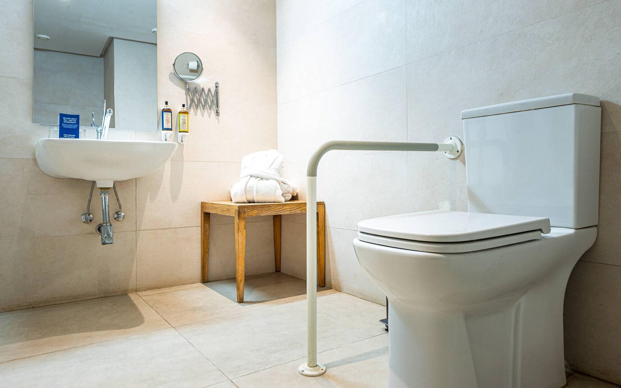 غرفة بسرير مزدوج بإطلالة على المسبح لذوي الإعاقة، Medina Gardens - Adult only 5/5