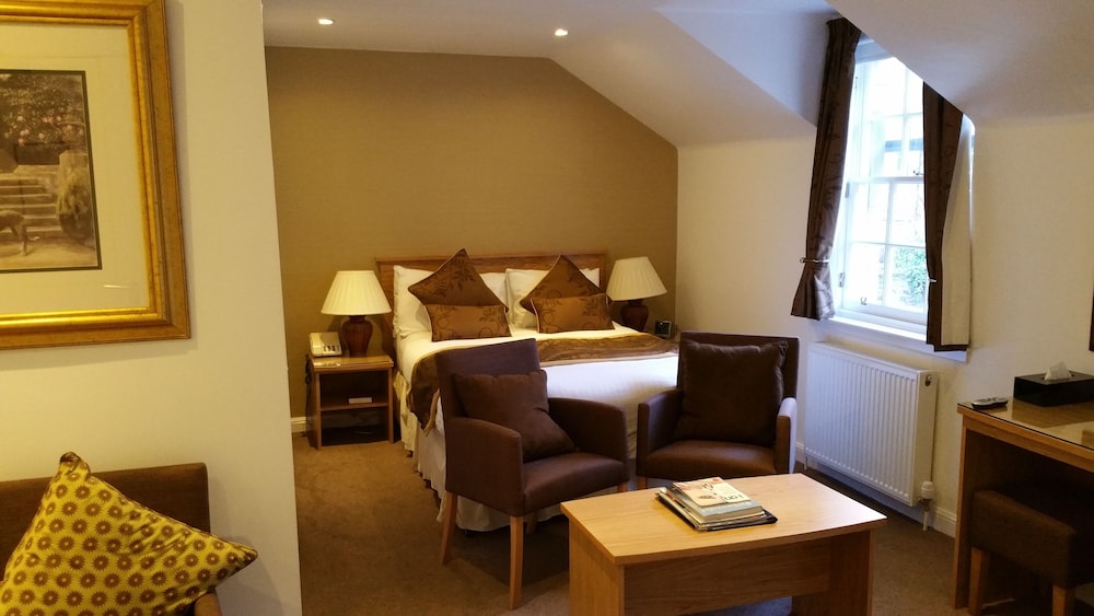 Royal Scots Club Hotel 38/56
