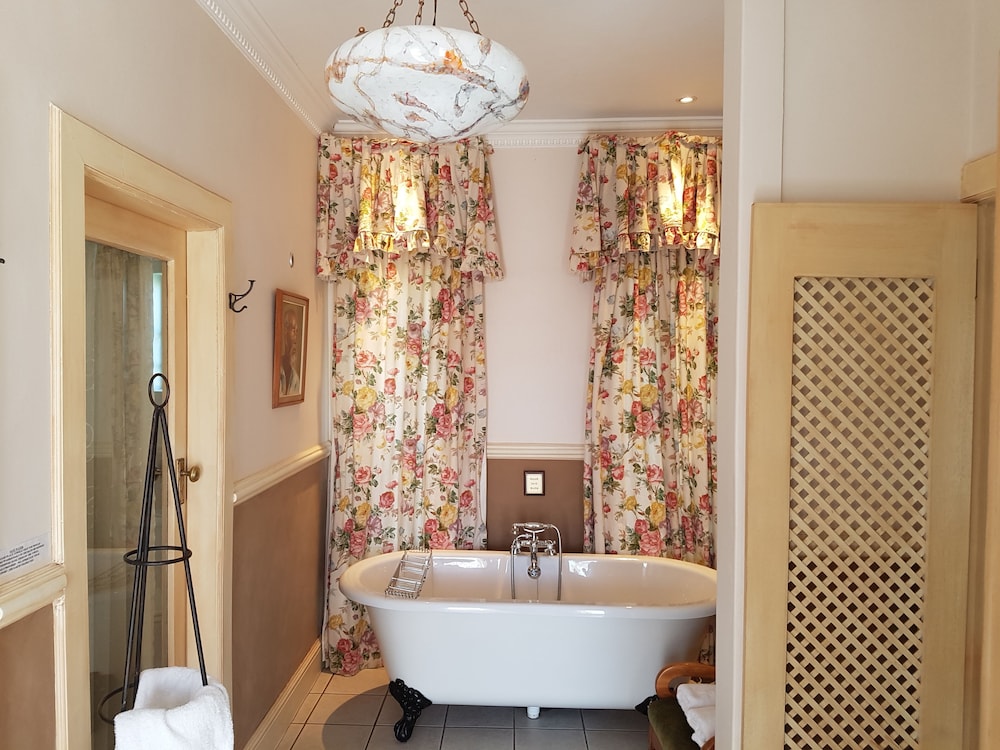 Sherwood's Country House 49/50