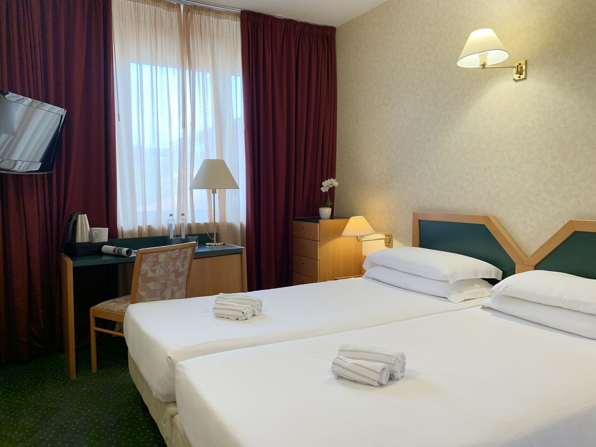 ROOM, DOUBLE BED, LAKE VIEW