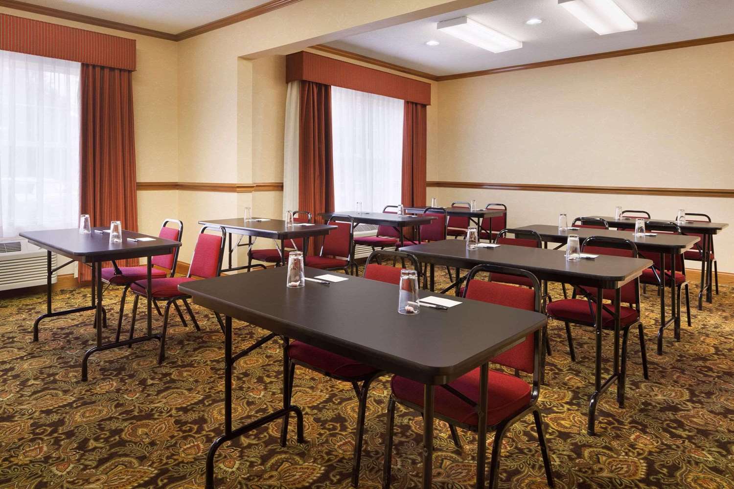 Country Inn & Suites by Radisson, Macedonia - Northfield 21/24