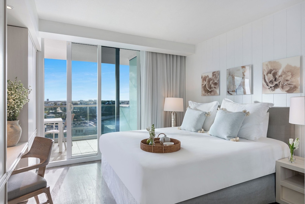 Suite, King Bed, Sunset View, City View