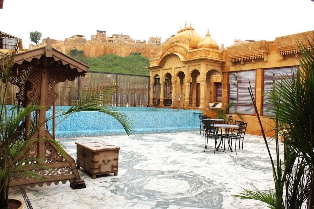 Hotel Grand Khalifa 40/50