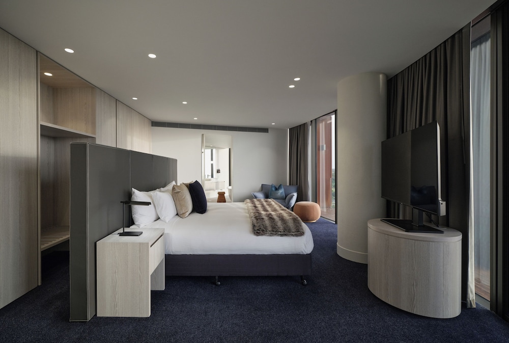 Peninsula, Suite, King Bed