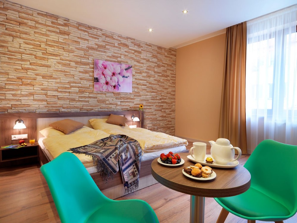 Viktor Hotel 42/55