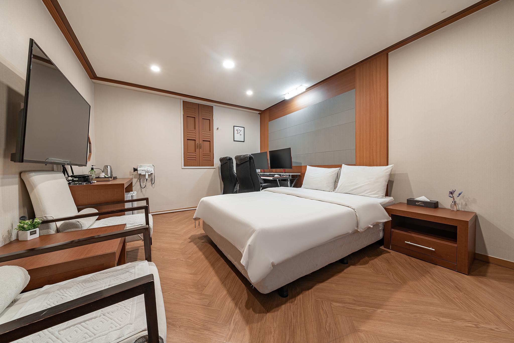 Room, Twin Beds, Disney View