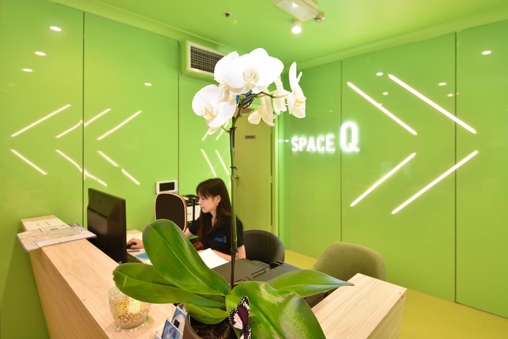 Space Q Capsule Hotel 18/32