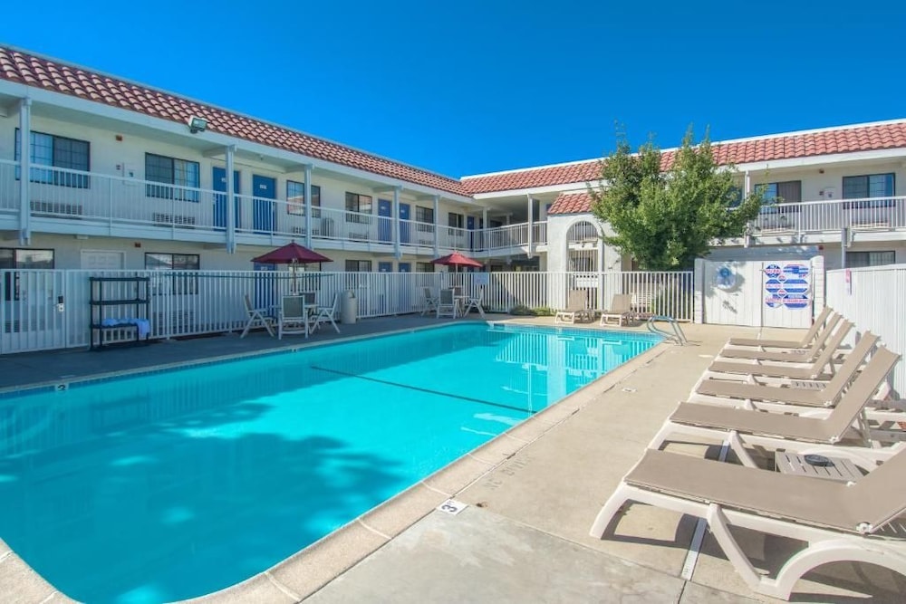 Motel6 Redding, CA - South 34/36