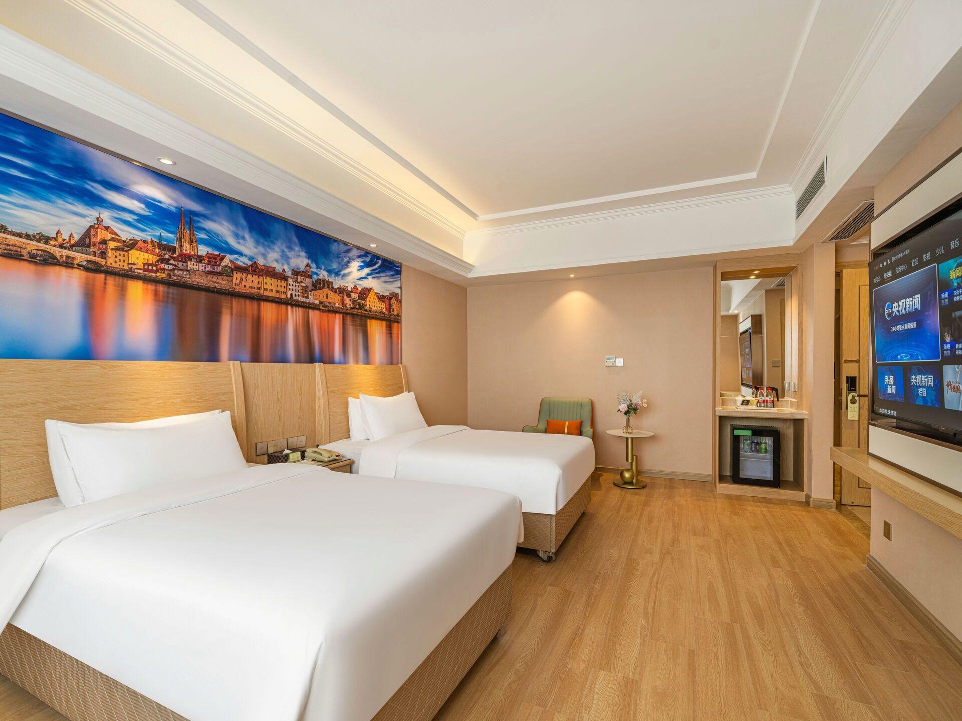 Vienna International Hotel ( Shanghai New International Expo Center Kangqiao Metro Station) 35/55
