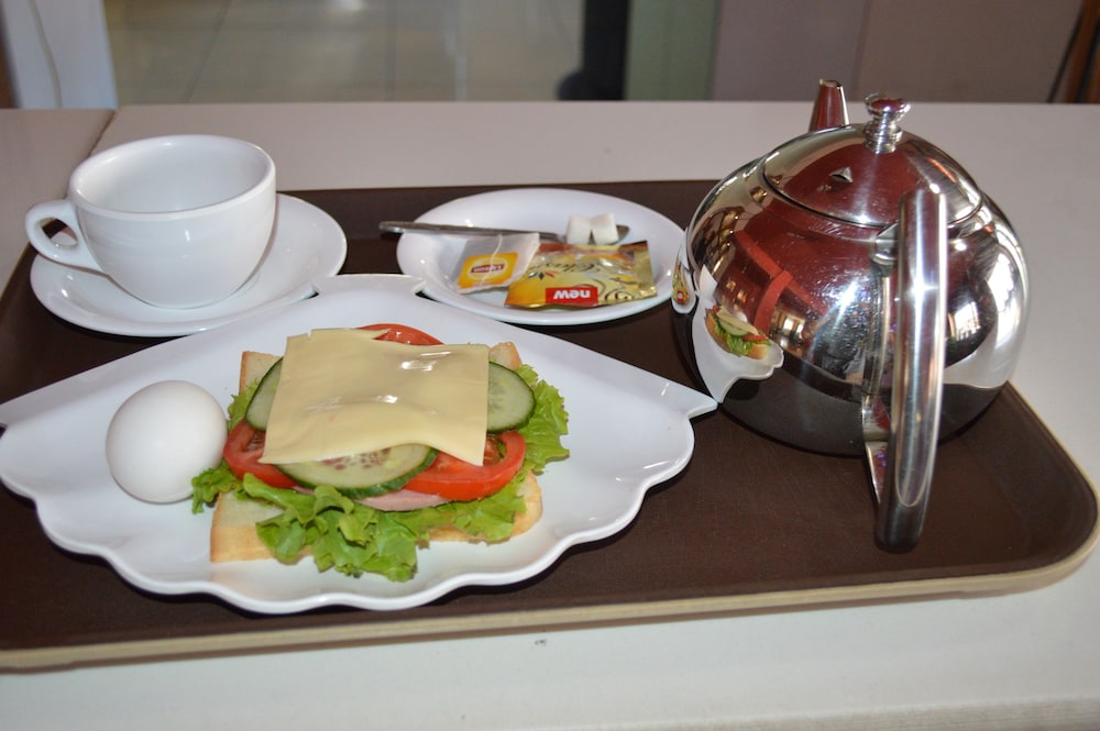 Land Hotel 28/50