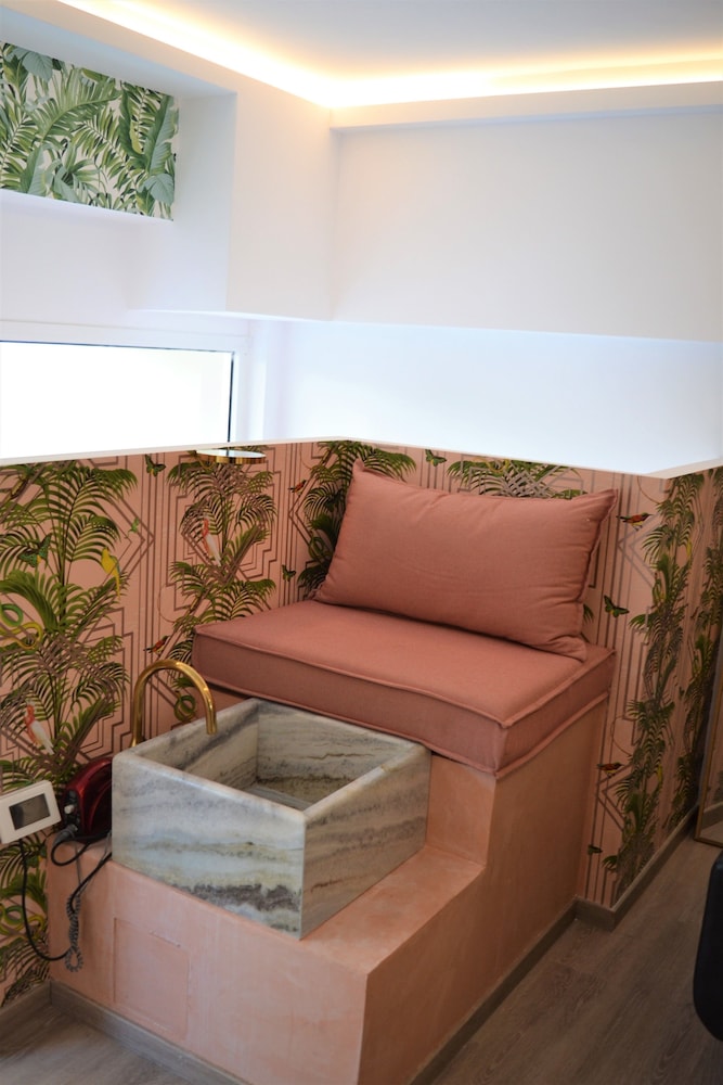 The Alley Boutique & Spa 30/50