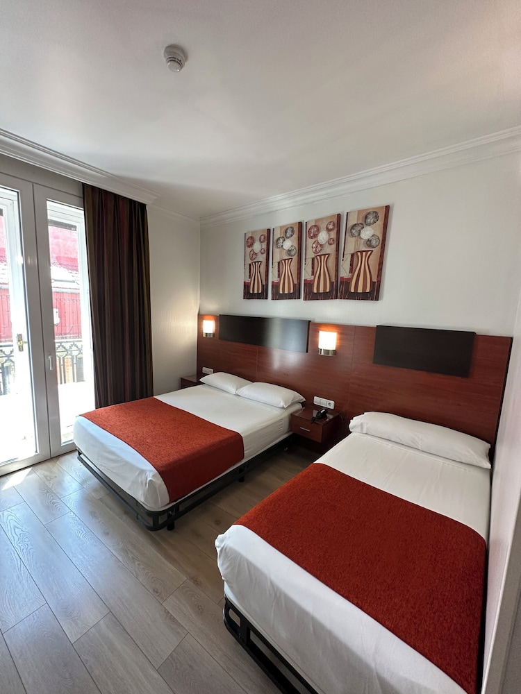 ROOM, TWIN BEDS