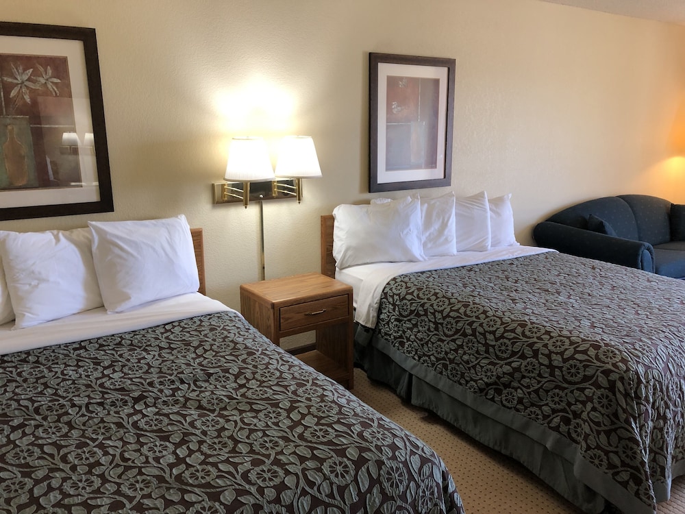 Days Inn By Wyndham Iron Mountain 14/36