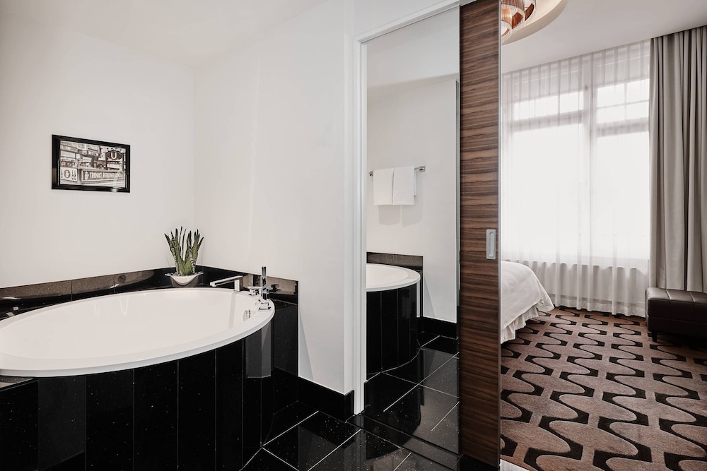 Roomers Berlin, Autograph Collection 39/42