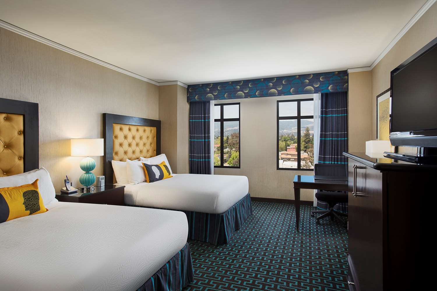 Superior, 2 Queen Beds, Mountain View, Top Floor