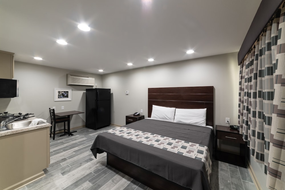 DELUXE, STUDIO, KING BED, KITCHENETTE