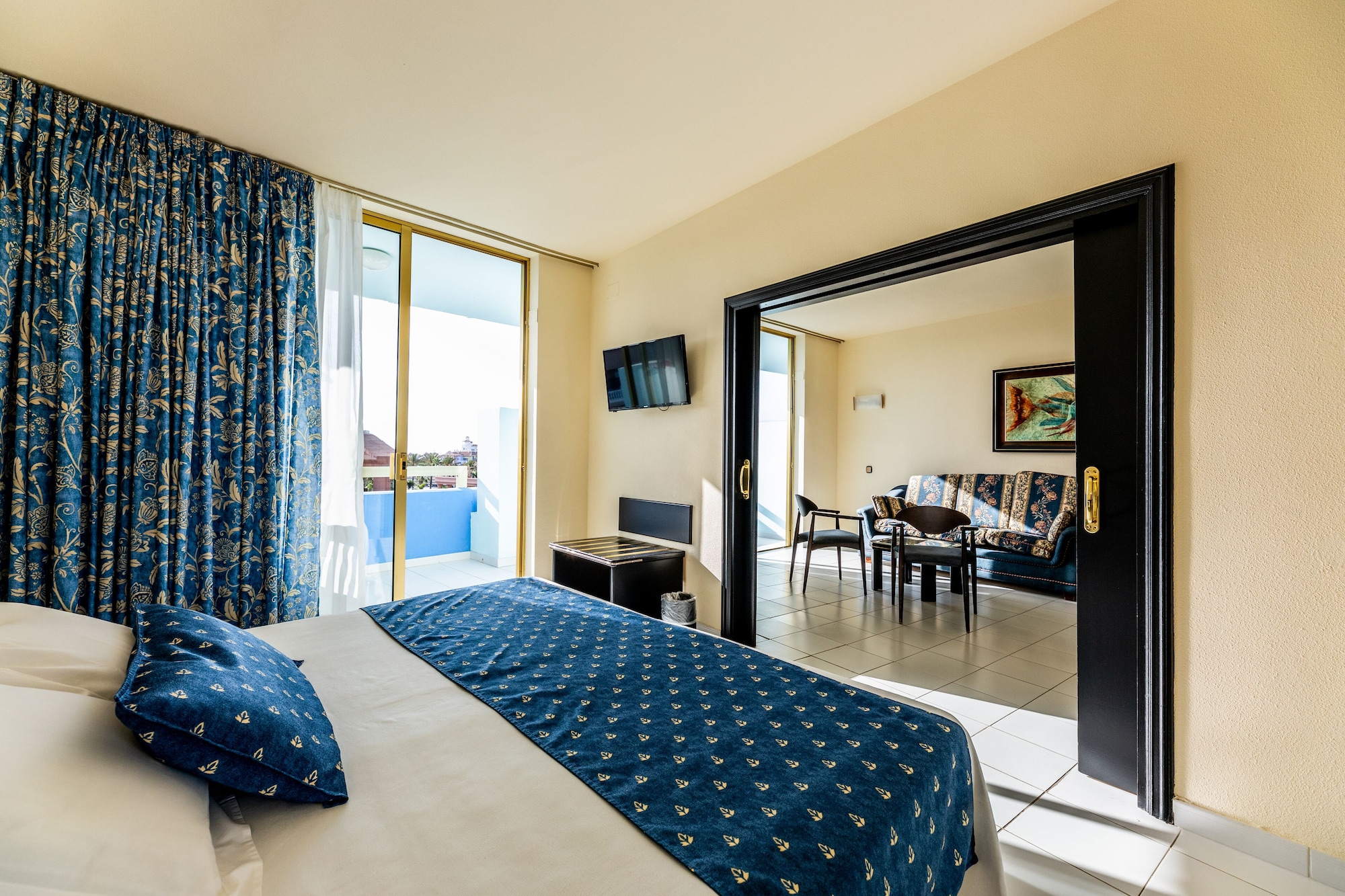 جناح بسريرين منفصلين مع أريكة، Mediterranean Palace 4/5