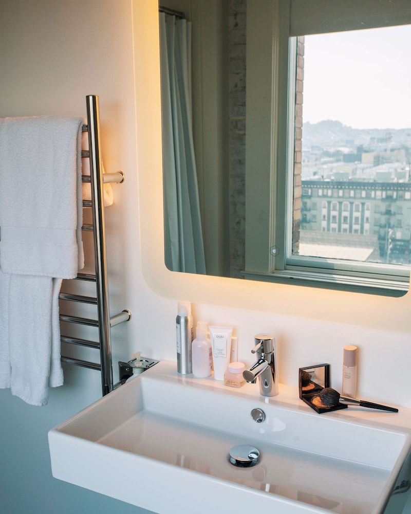 YOTEL San Francisco, Select by Hilton 18/76