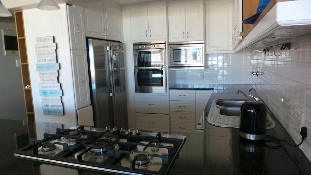 Dutton's Cove Guesthouse 50/50