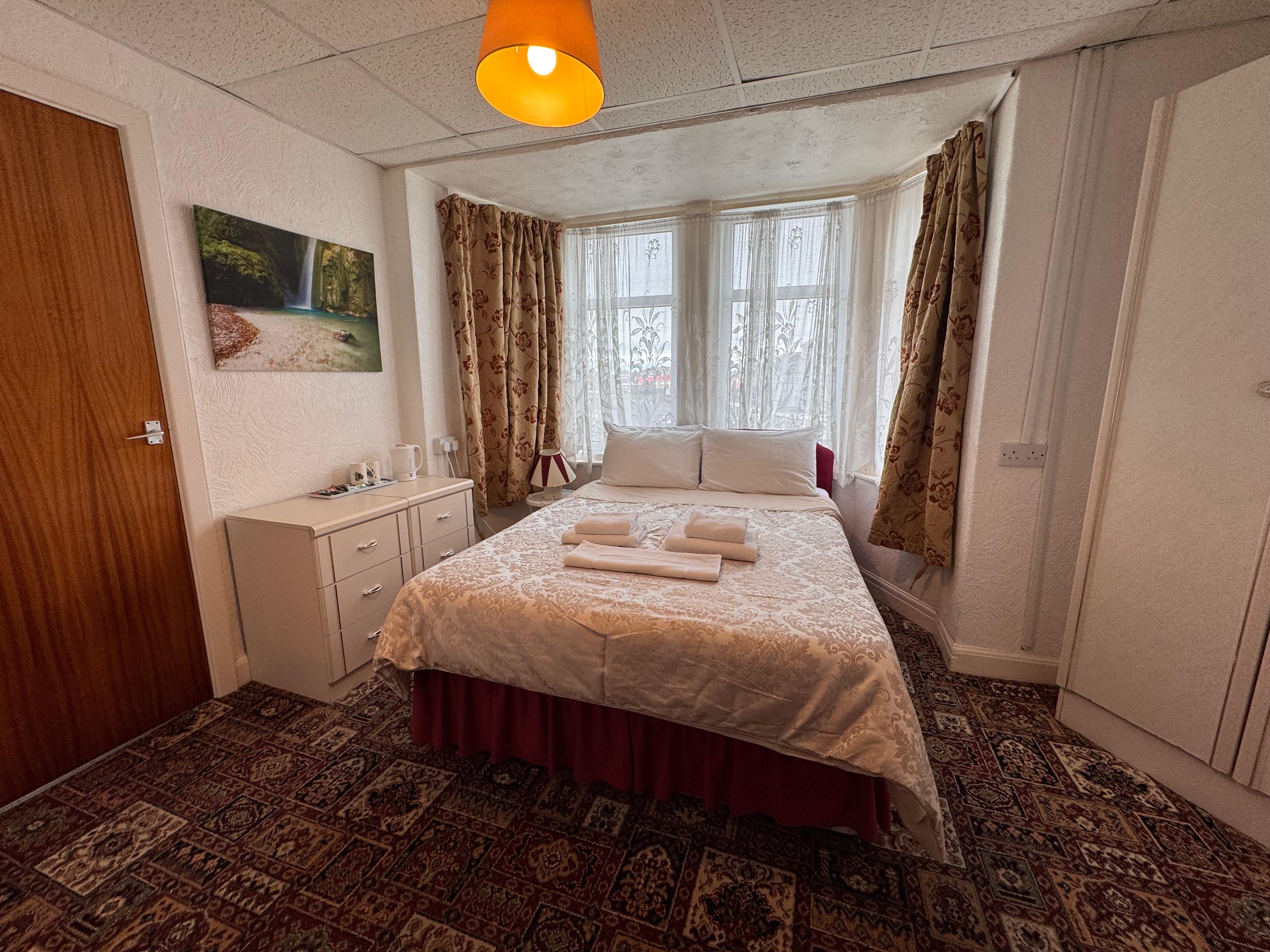 RideSide Hotel, next to Pleasure Beach Blackpool 24/65