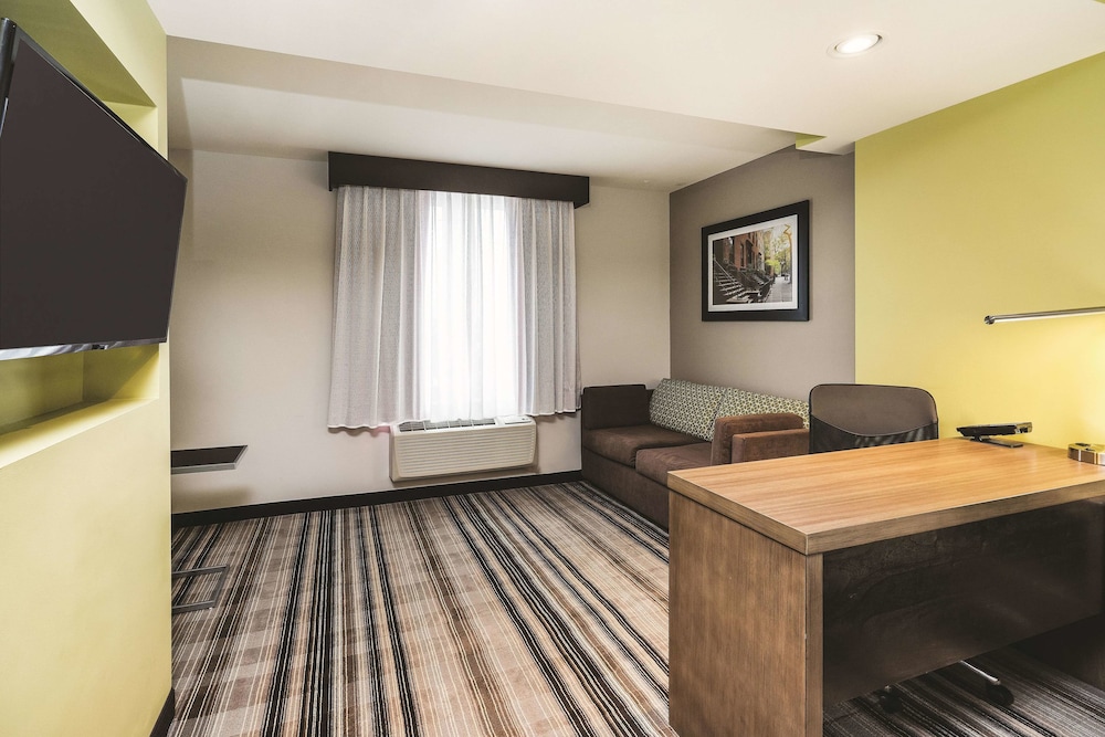 La Quinta Inn & Suites Brooklyn Central 12/17