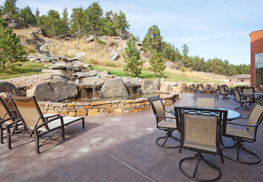 Holiday Inn Express and Suites Custer 51/59