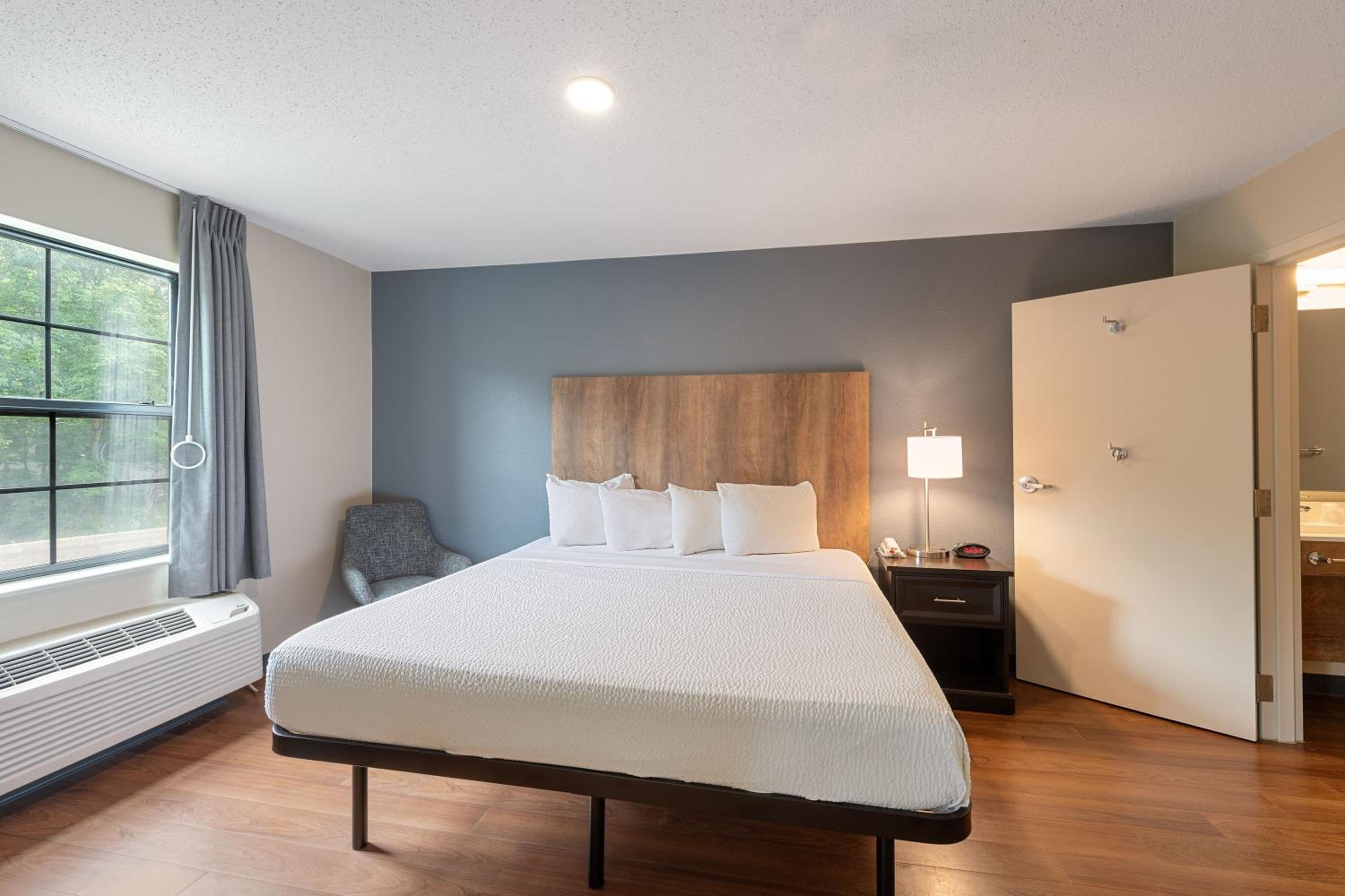 1 BEDROOM, SUITE, KING BED, ACCESSIBLE