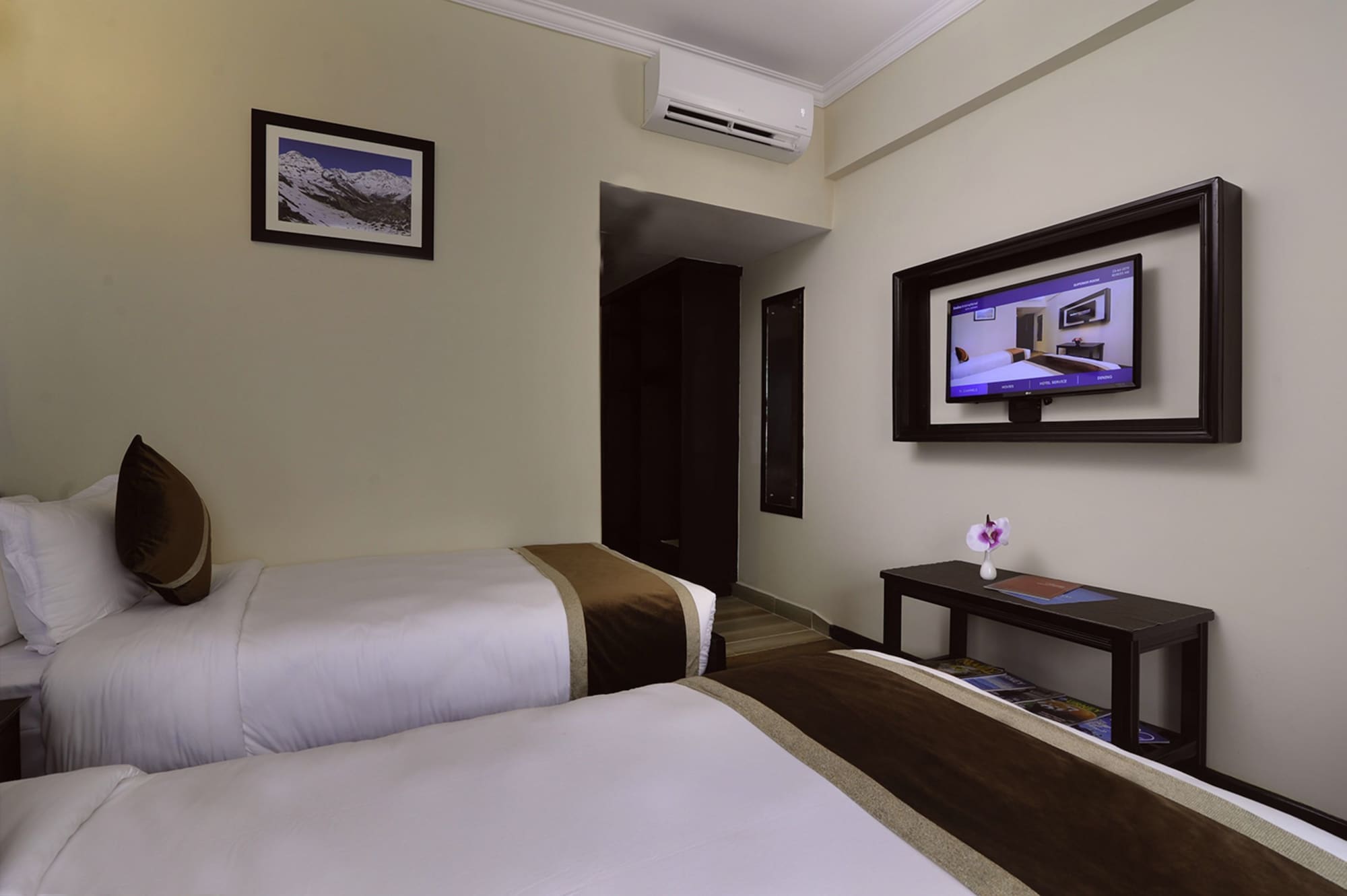 SUPERIOR, QUEEN BED