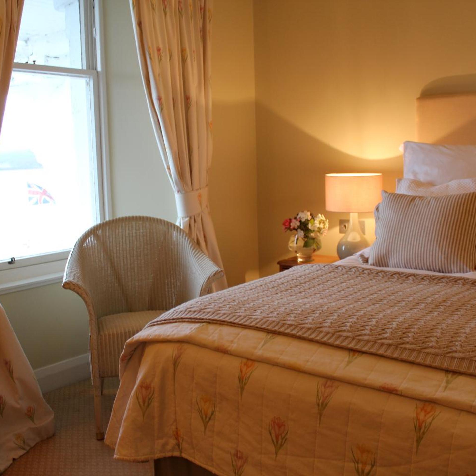 غرفة كلاسيكية بسرير مزدوج
