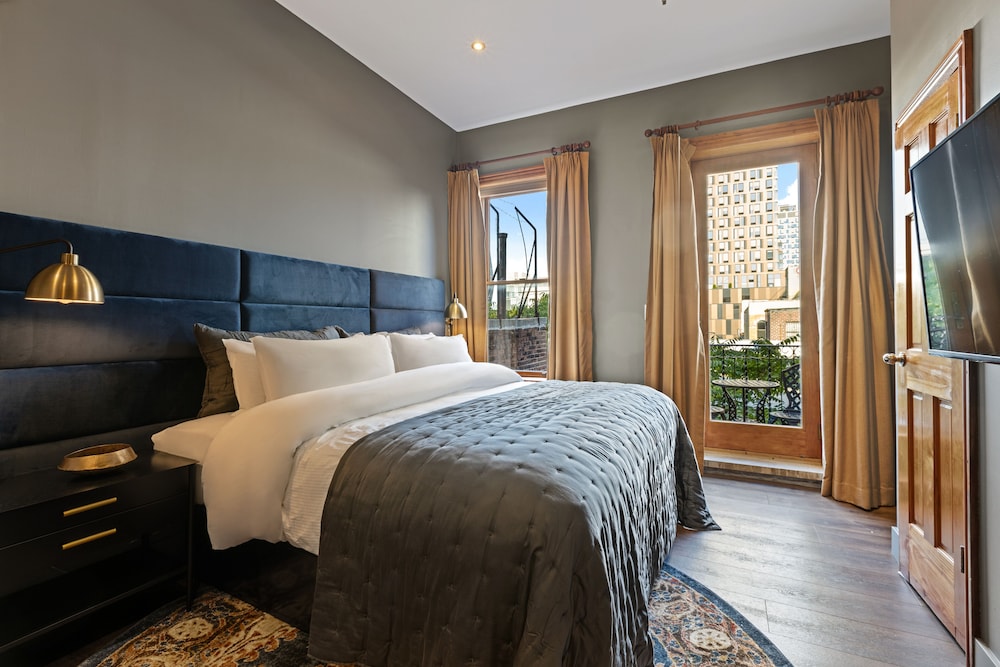 SUPERIOR, KING BED, BALCONY