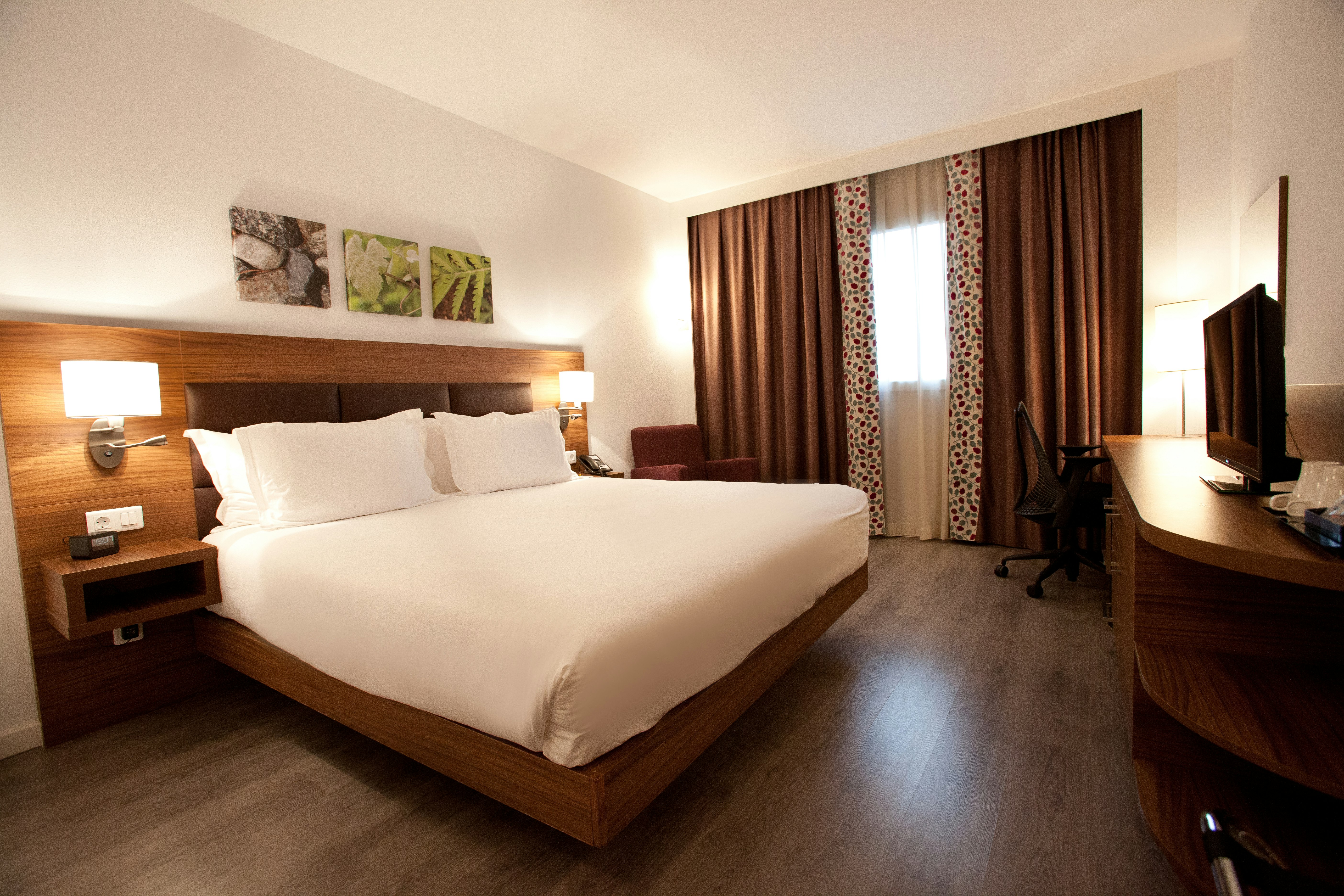 ROOM, KING BED
