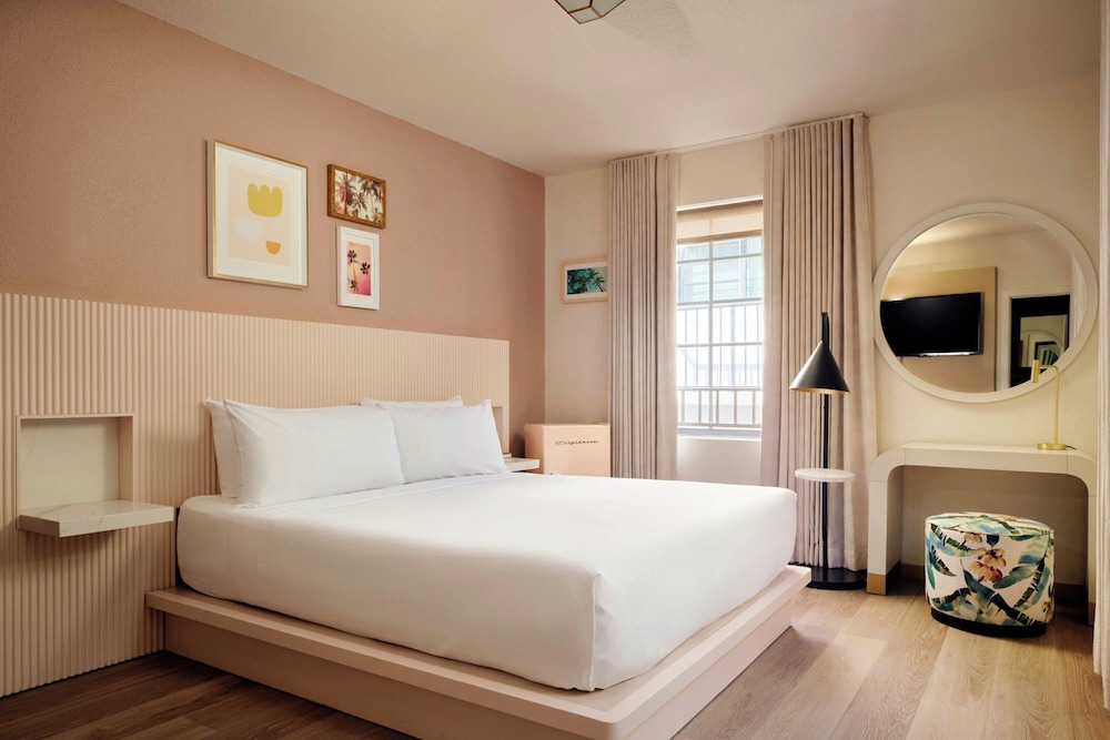 Deluxe, King Bed, Pool View
