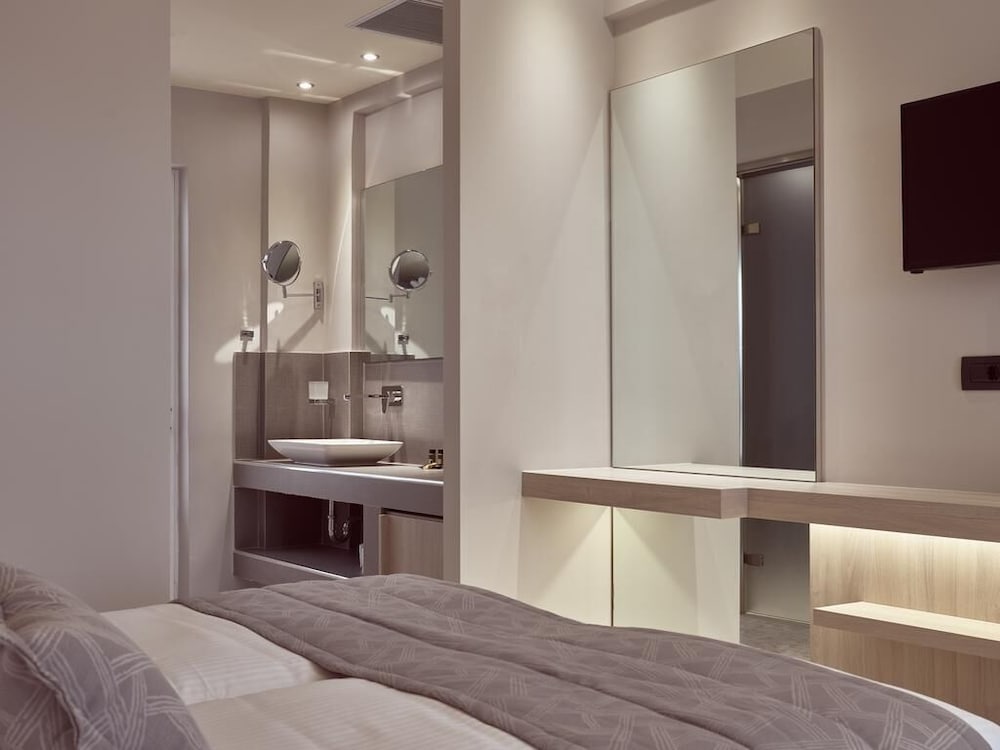 ROOM, DOUBLE OR TWIN BED