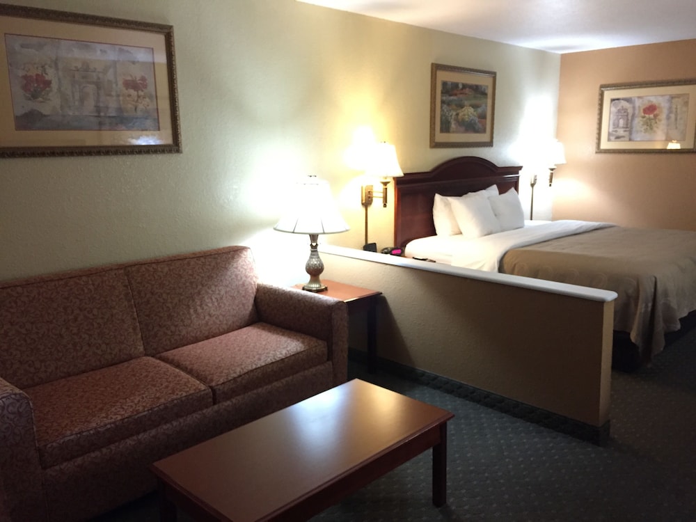 Econo Lodge Inn and Suites Eagle Pass, TX 27/37